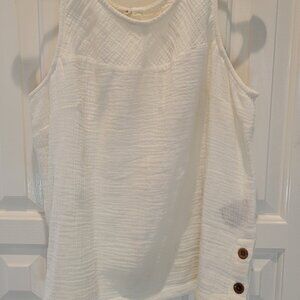 Kuhl White Linen Top with Wooden Side Buttons